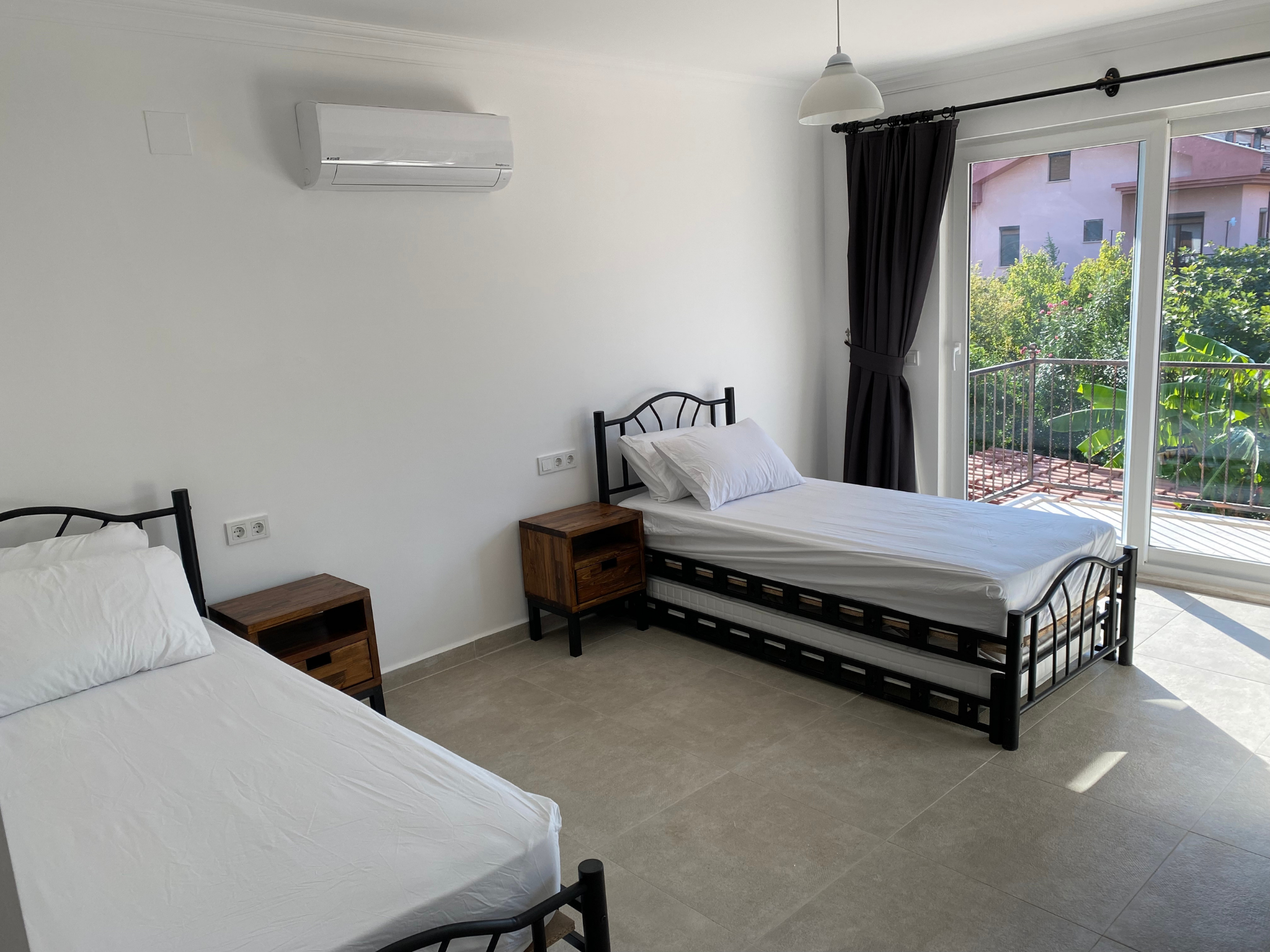 Large Twin Room Can Sleep 4